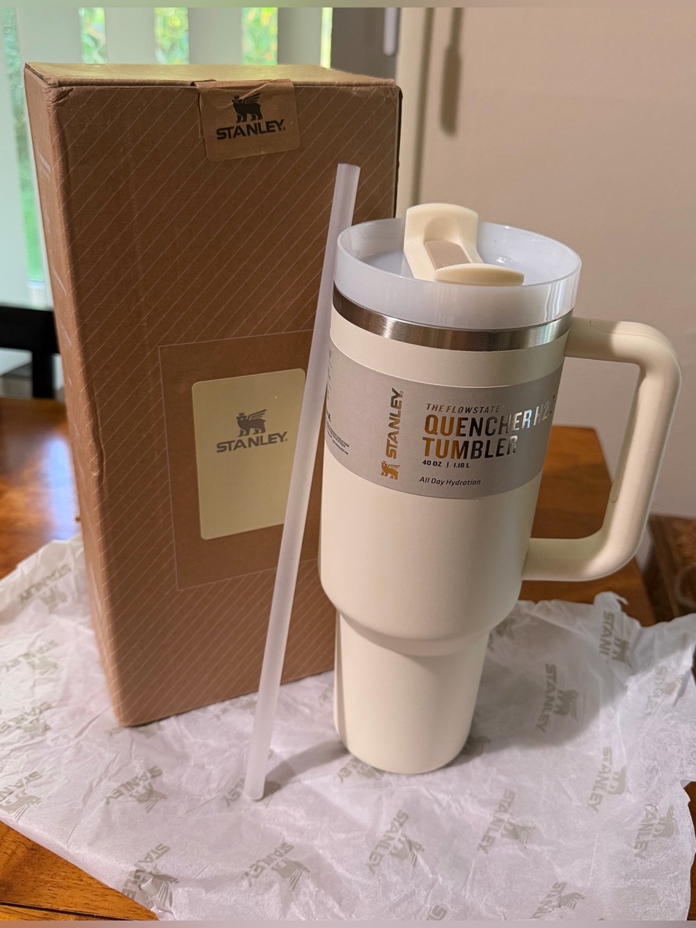 Cream Flowstate Quencher H20 40 oz tumbler with tan accents - NIB 🤍🤎